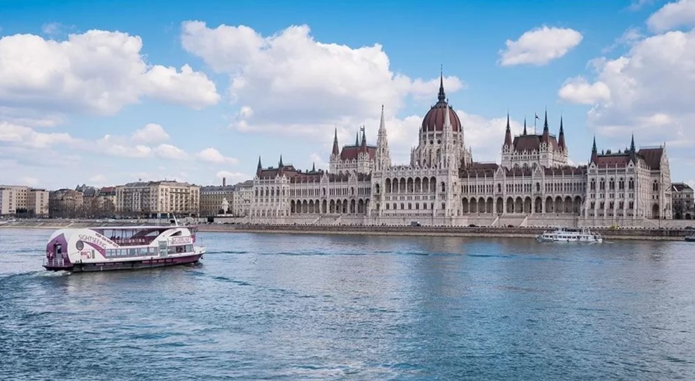 Прогулка на корабле по дунаю с ужином и шоу фольклора и оперетты