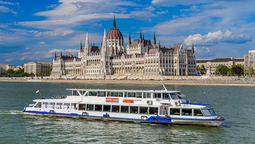 Прогулка на корабле по дунаю с ужином и живой музыкой